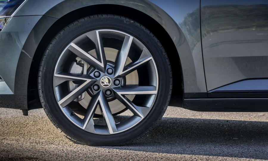 Колеса Skoda Superb Wagon 4x4 SportLine 2016 года  (UK) (фото 18 из 24)